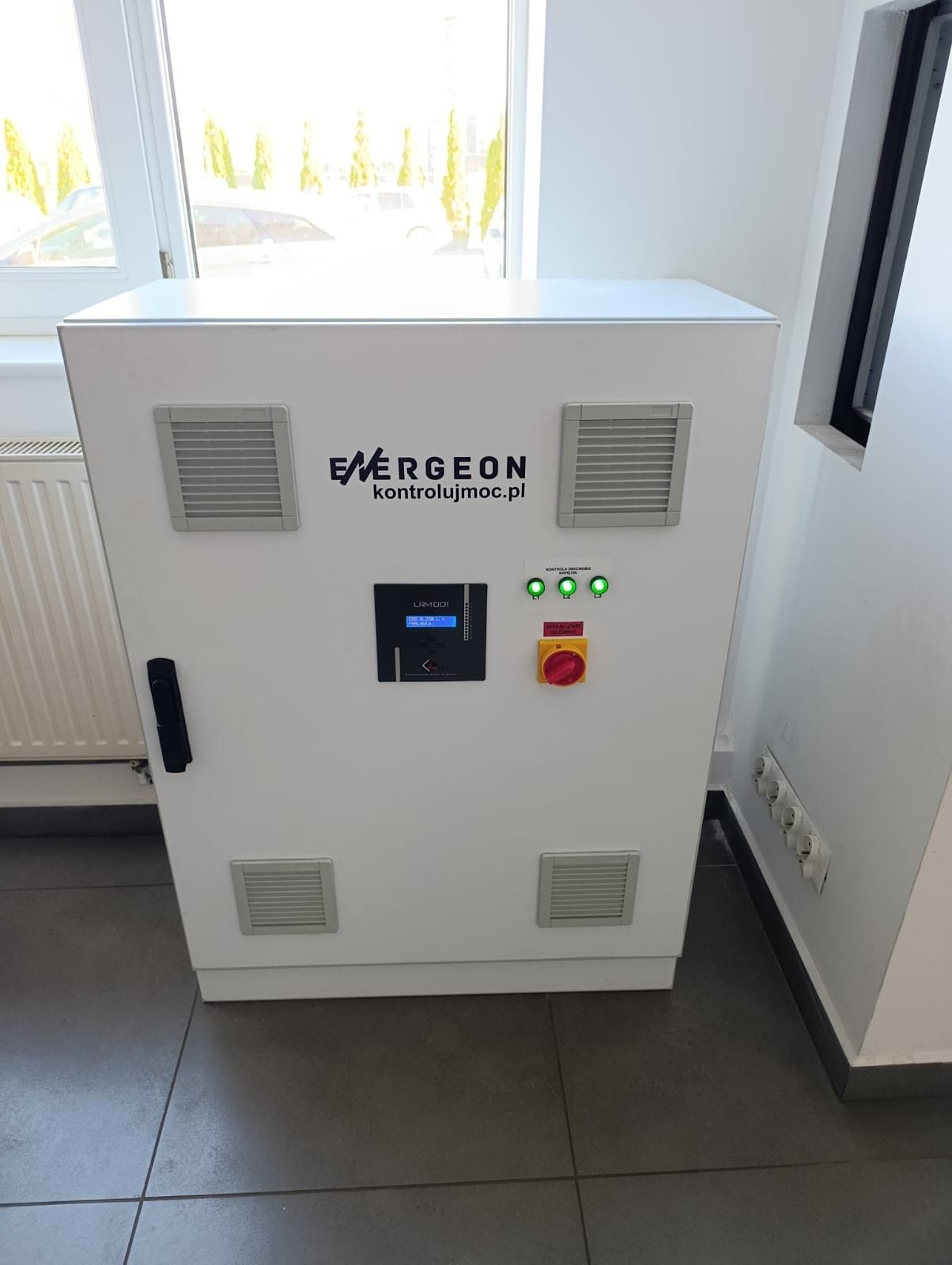 Szafa baterii kondensatorów ENERGEON z regulatorem mocy biernej i kontrolkami faz