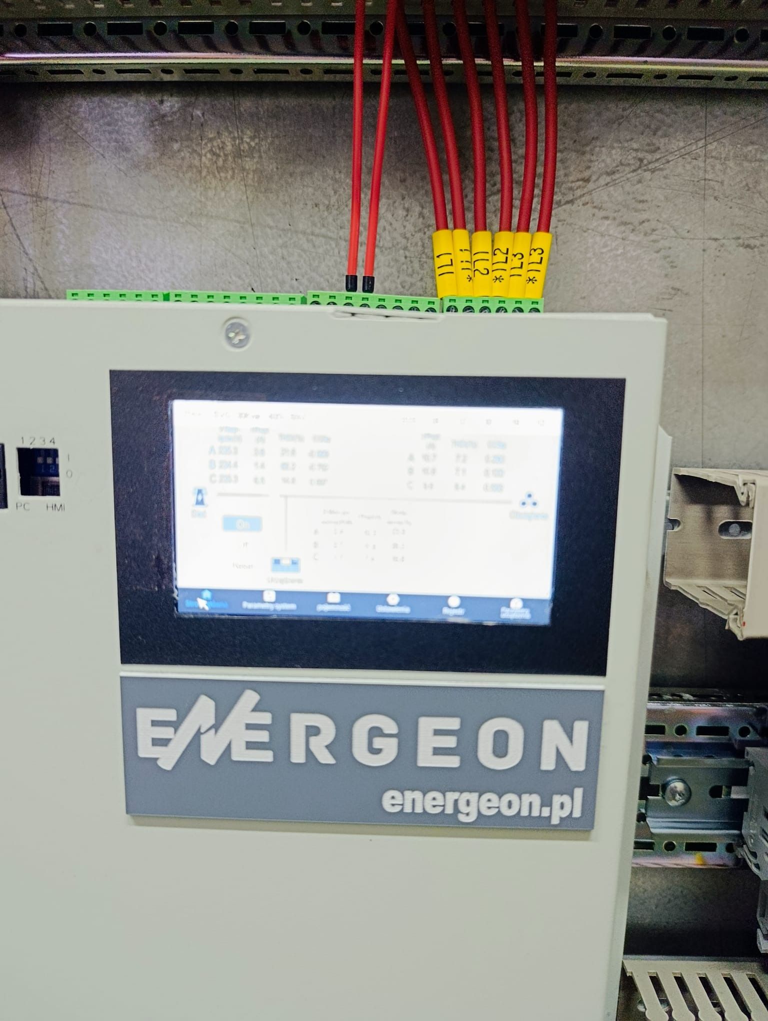 Panel dotykowy kompensatora aktywnego z tabliczką ENERGEON
