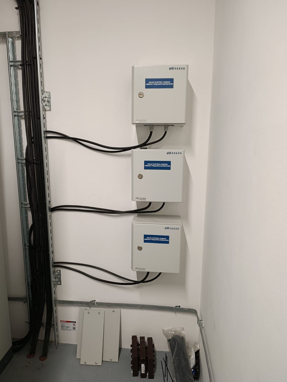 Trzy obudowy ENERGEON z opisem: układ kontroli energii, obwody prądowo-napięciowe