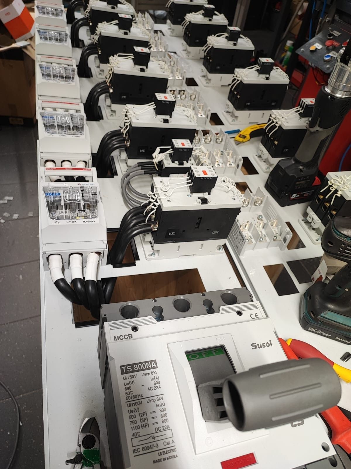 Prefabrykacja baterii kondensatorów w warsztacie ENERGEON z wyłącznikiem głównym 800 A