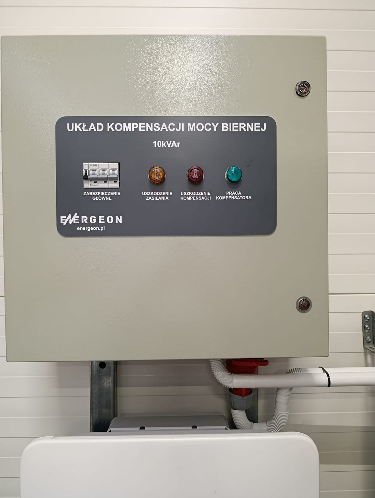 Szafa układu kompensacji 10 kvar z lampkami stanu pracy
