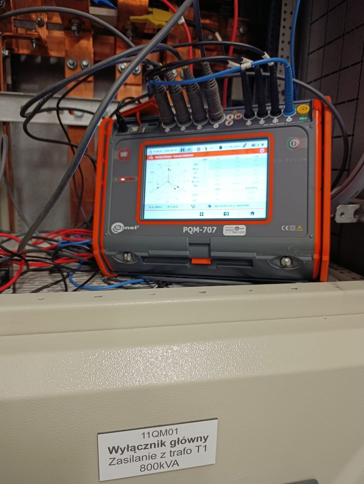 Analizator jakości energii podłączony przy wyłączniku głównym transformatora 800 kVA