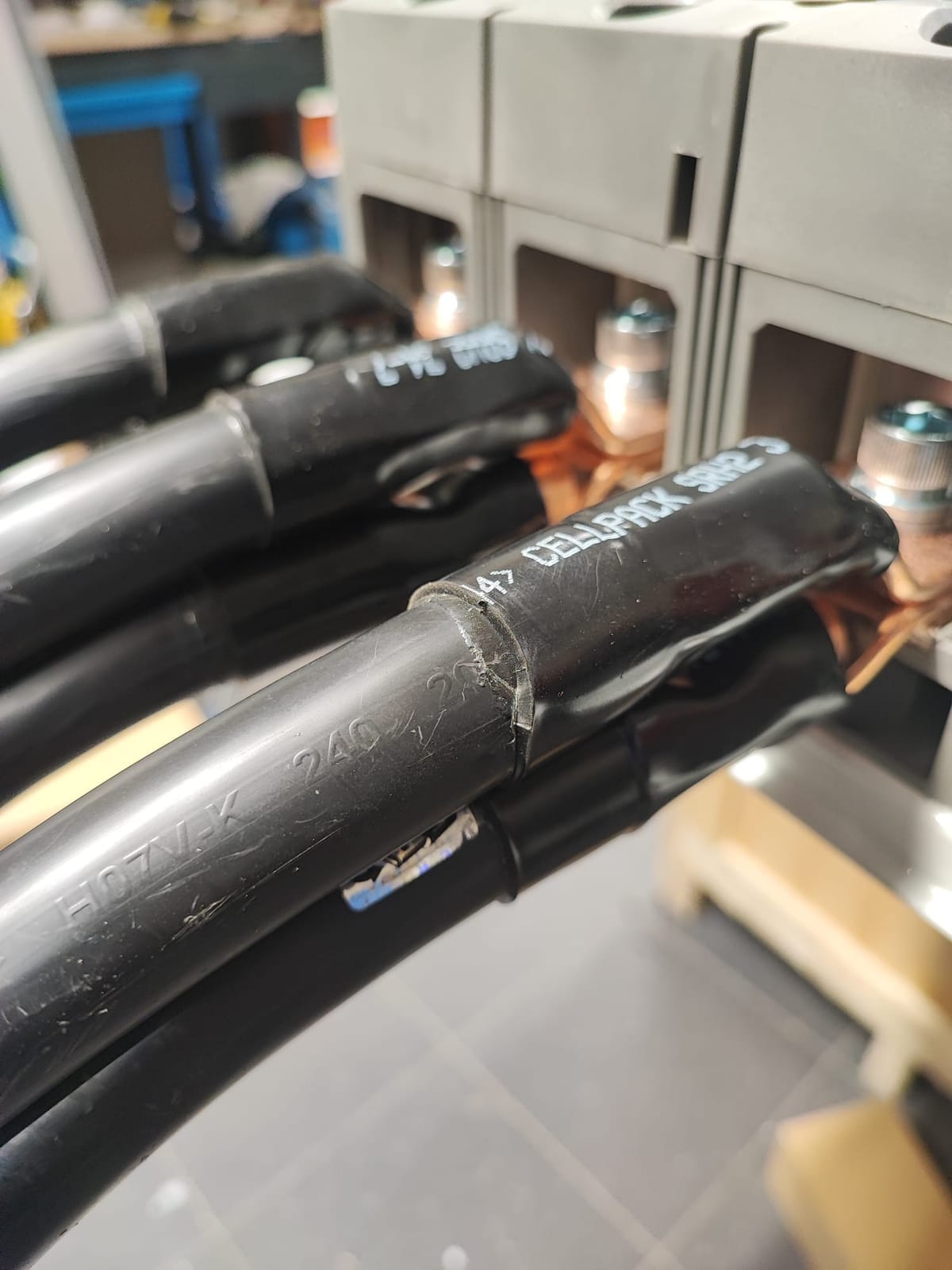 Przewody 240 mm² z końcówkami kablowymi i koszulkami termokurczliwymi